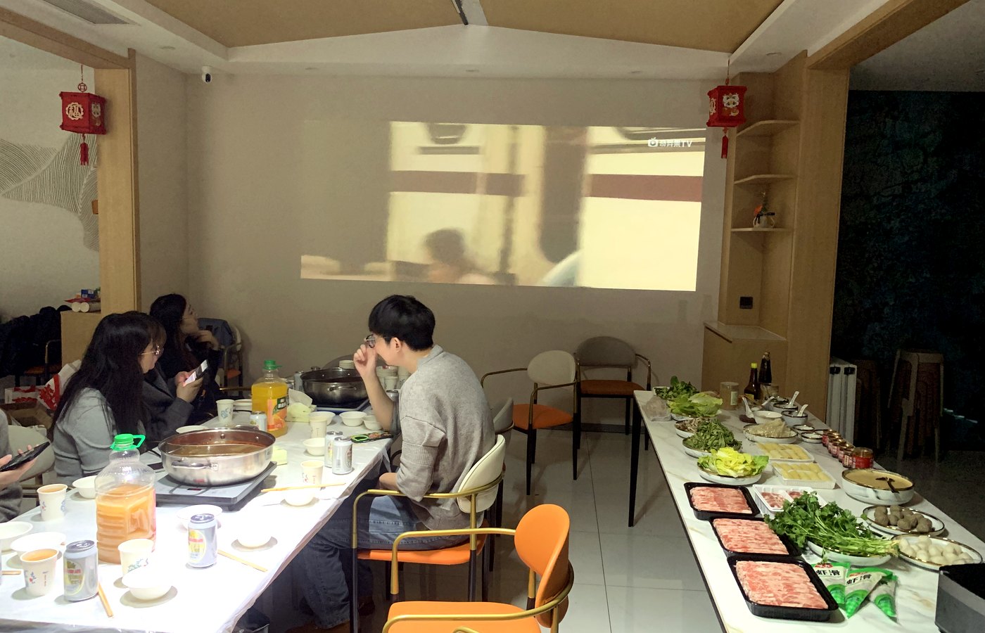 七号院朋友聚会投影观影现场
